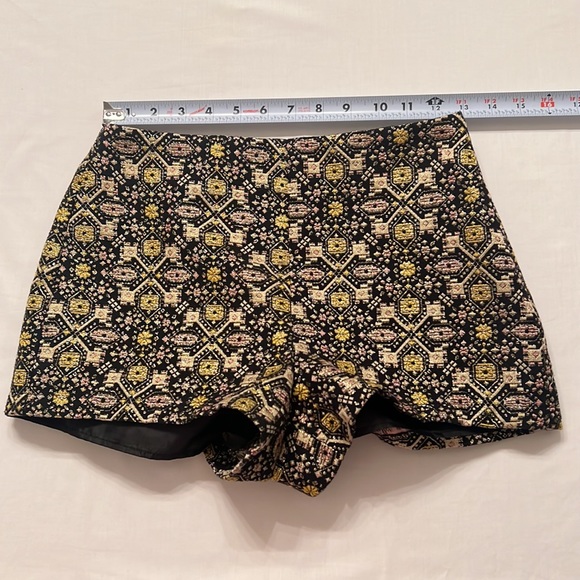 U12- Forever 21 Black Shorts High Waist Gold Metallic Stitch Side Zip Size Small - Picture 3 of 11